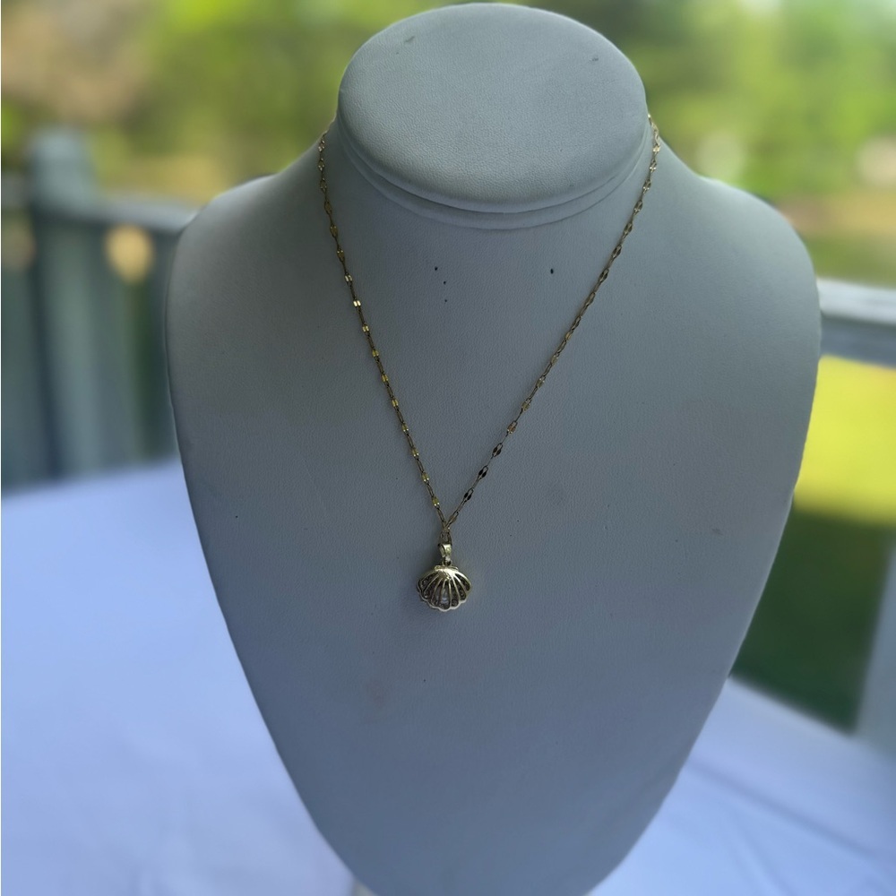 Elegant Gold Pendant Necklace